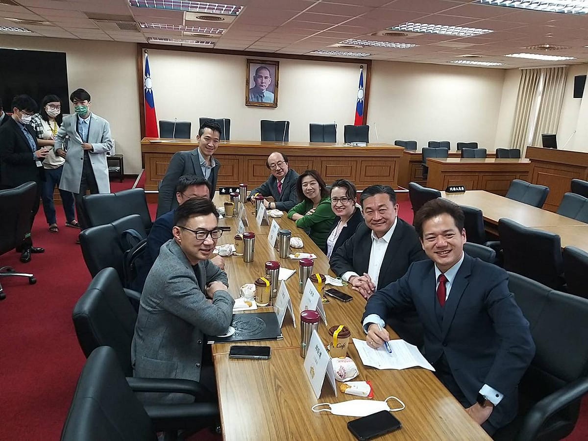 包括民眾黨立委邱臣遠（右排前起）、民進黨立委王定宇、駐美代表蕭美琴、林靜儀、民進黨團總召柯建銘，以及國民黨立委江啟臣（左排前起）、趙天麟、何志偉等立委，13日在立法院茶敍。 圖：翻攝自王定宇臉書