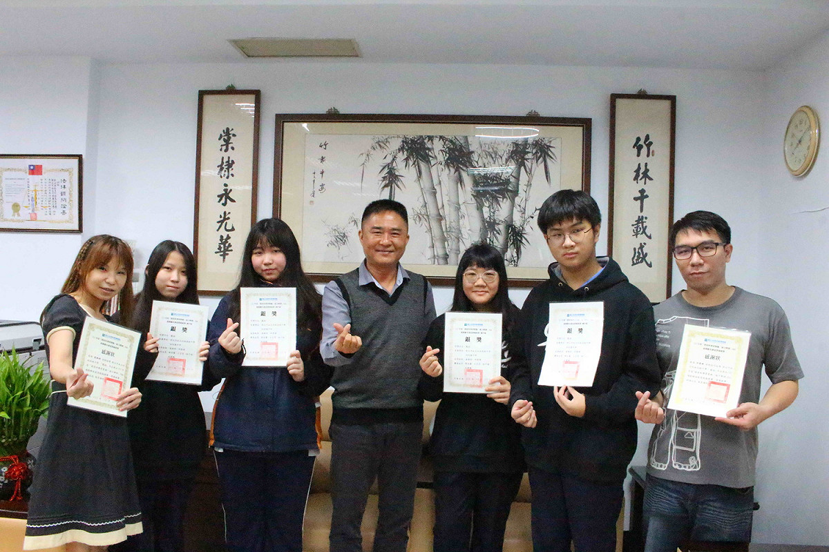 新北市私立竹林中學參加國立自然科學博物館「探索科博尋寶趣─協力解謎APP遊戲腳本創意徵稿競賽」，榮獲國中銀牌獎，是新北市唯一獲獎學校；校長盧志雄（中）鼓勵得獎師生。 圖：竹林中學提供