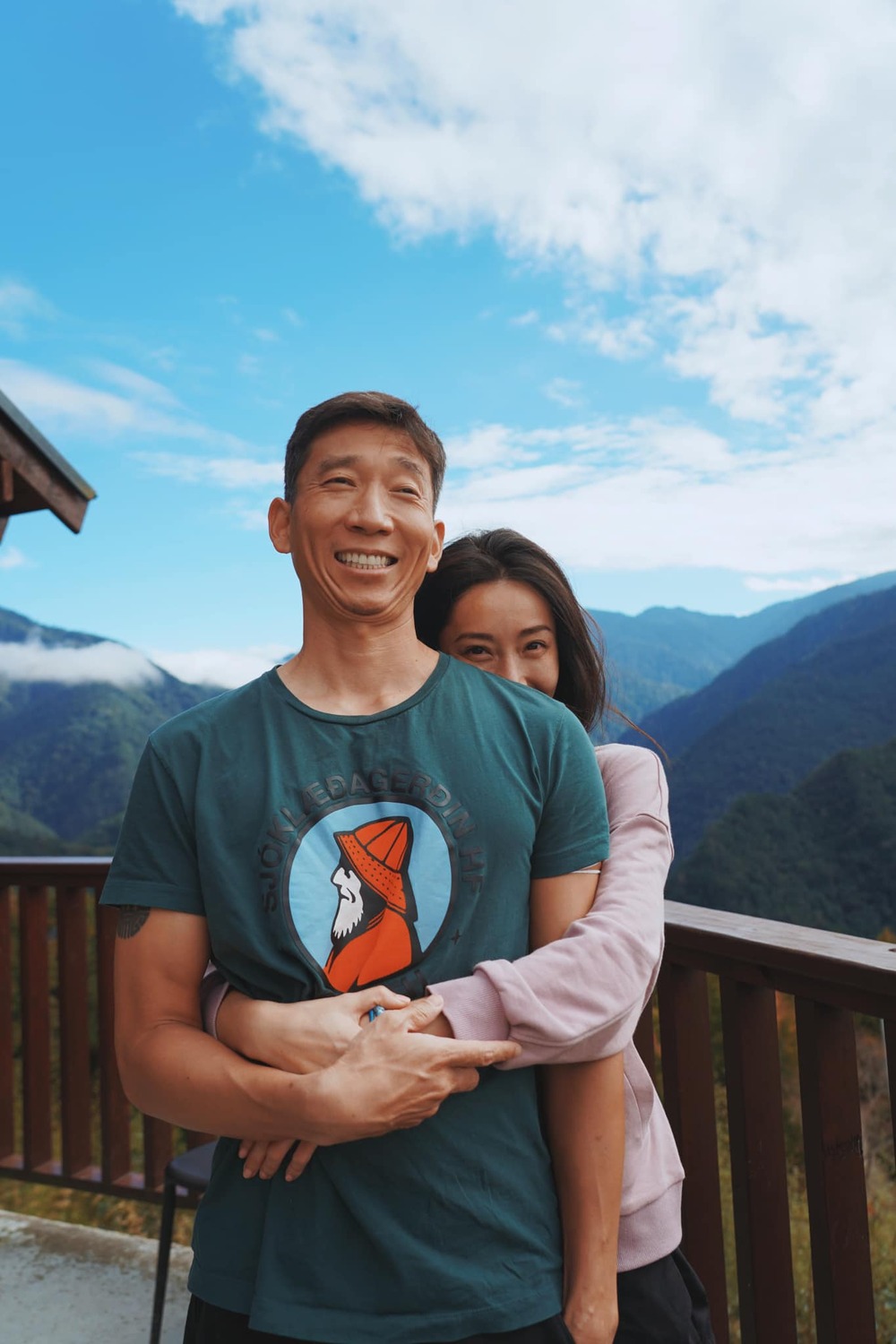 照片中與老公笑得開心。 圖：取自FB：隋棠 Sonia Sui