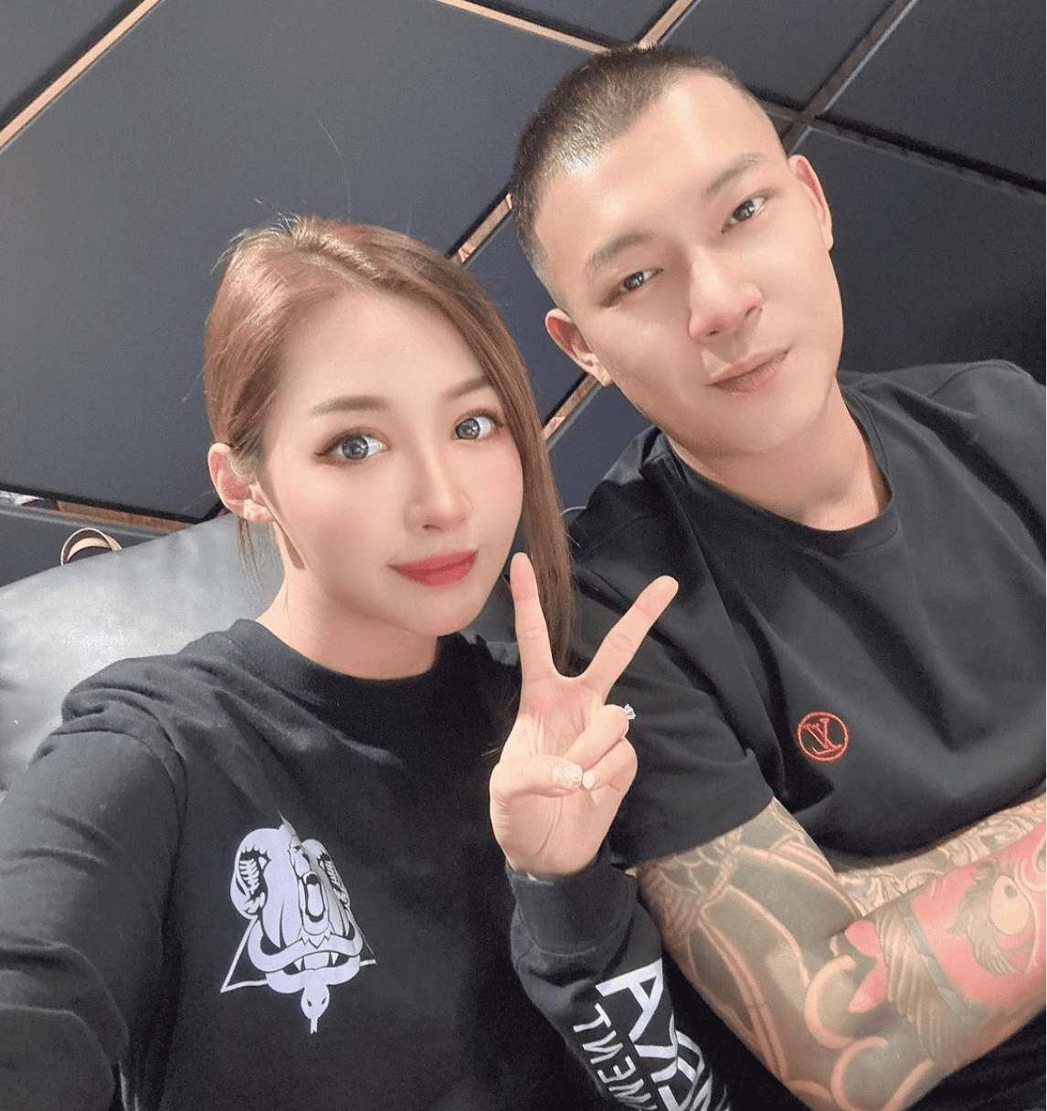 鳳梨與歐菈穩交多年，甜蜜感情羨煞網友。 圖：取自IG：@yi0107