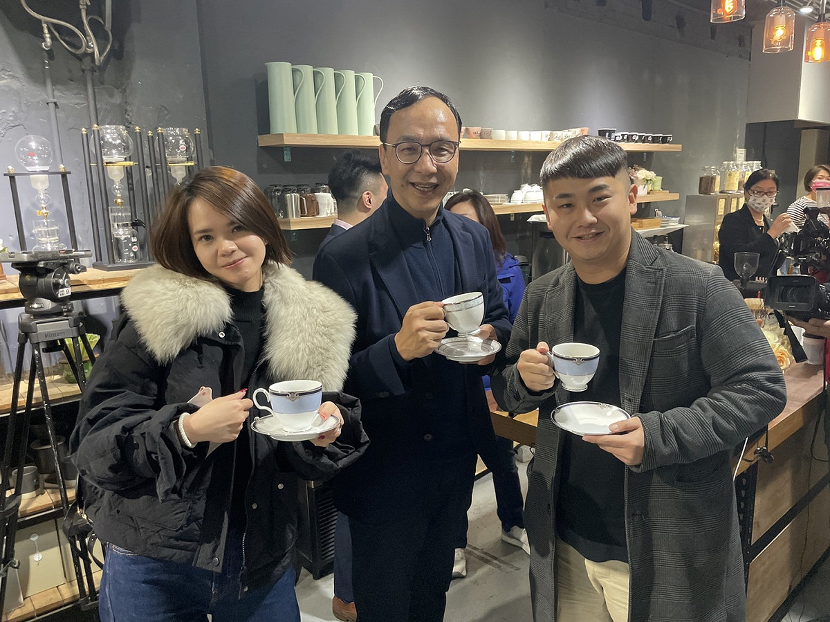 國民黨主席朱立倫赴烘焙者咖啡萬時旗艦廠與媒體一同享用咖啡。 圖：國民黨文傳會/提供