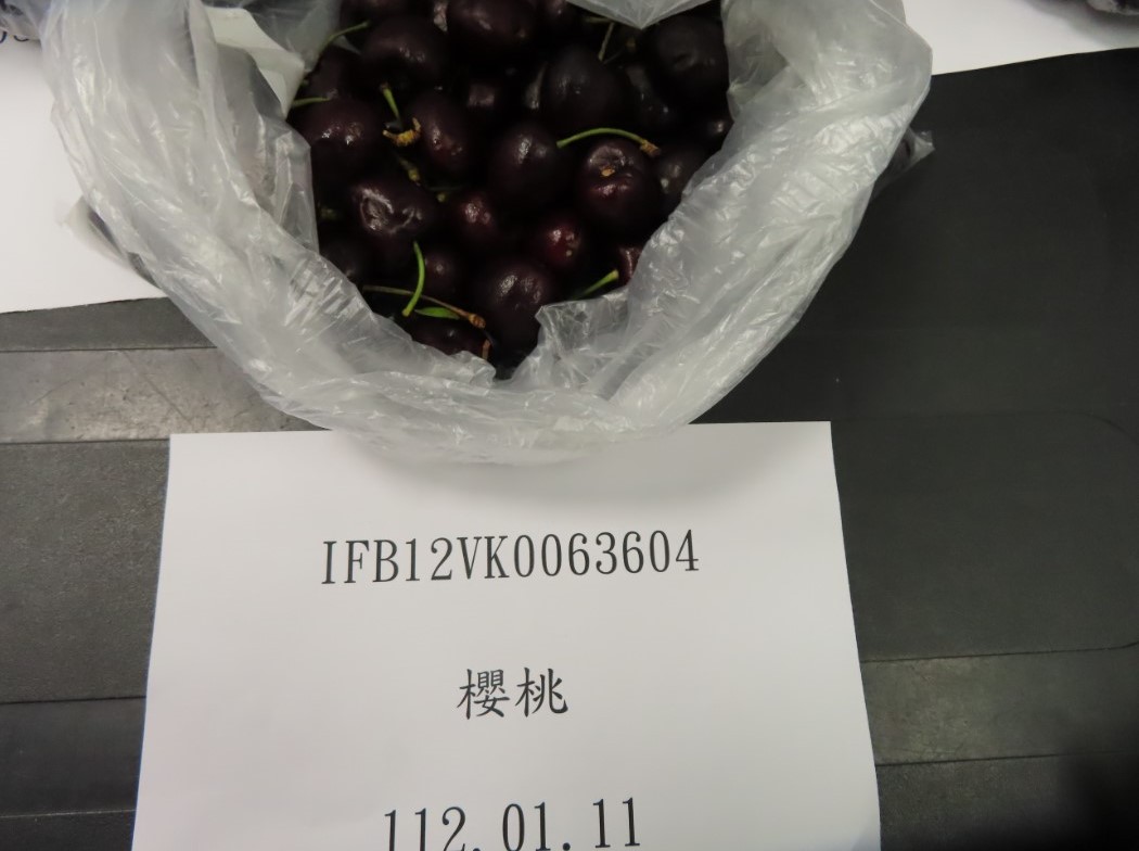 食藥署公布邊境食品檢驗出25項不合格產品，智利櫻桃佔了12項之多。 圖：食藥署/提供
