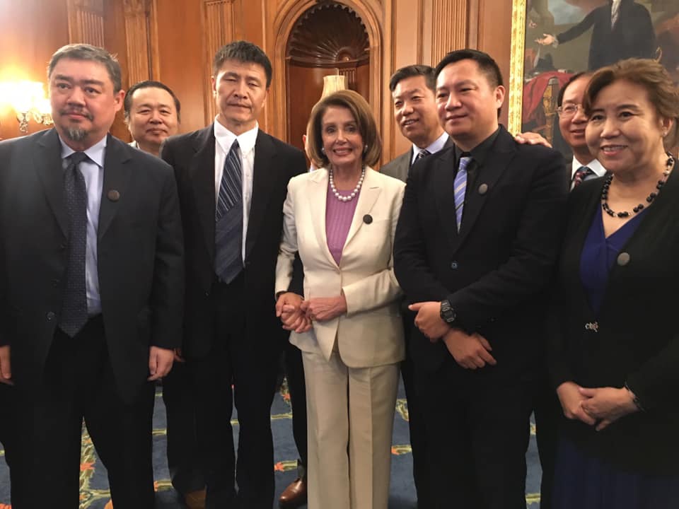 王丹（右二）與前美國眾議院議長裴洛西（中）參加2020年「後疫情時代，中國將走向何方？」六四天安門紀念活動。 圖：取自王進忠臉書（資料照）