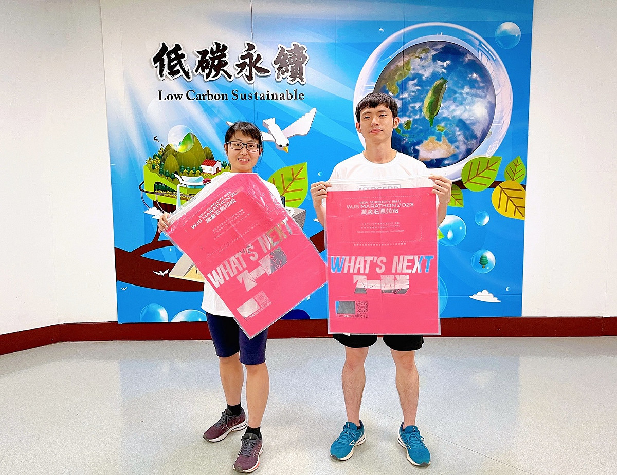 2023新北市萬金石馬拉松「衣保萬用袋」提前曝光。 圖：新北市環保局提供