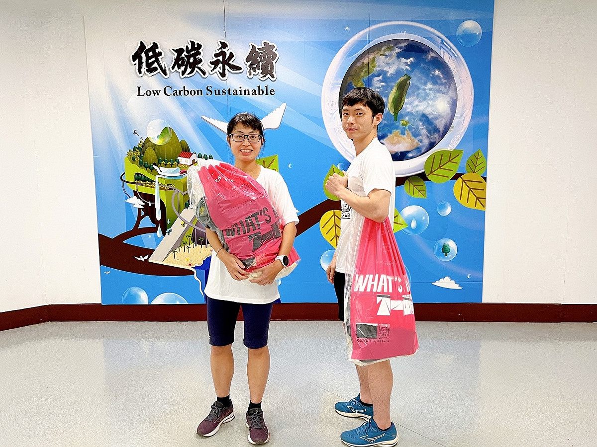 束口樣式「衣保萬用袋」，貼近跑者的使用需求。 圖：新北市環保局提供