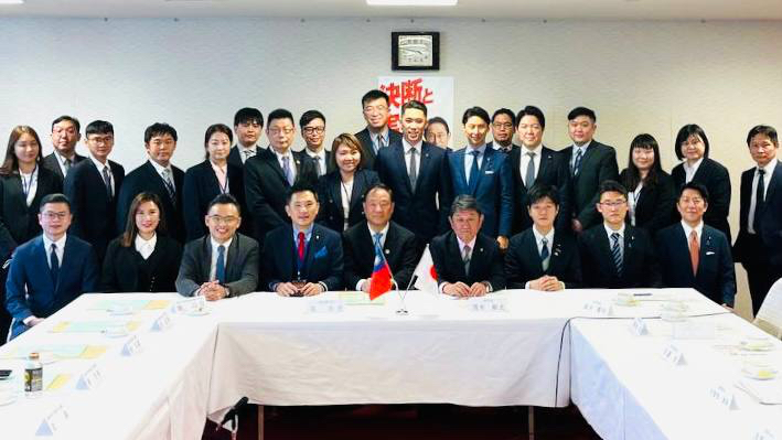 陳以信與救國團訪日團由主任葛永光率跨黨派民代組成，成員還有立法委員洪孟楷、台北市議員柳采葳、新北市議員陳世軒、桃園市議員凌濤、高雄市議員邱于軒等人。 圖 : 陳以信/提供