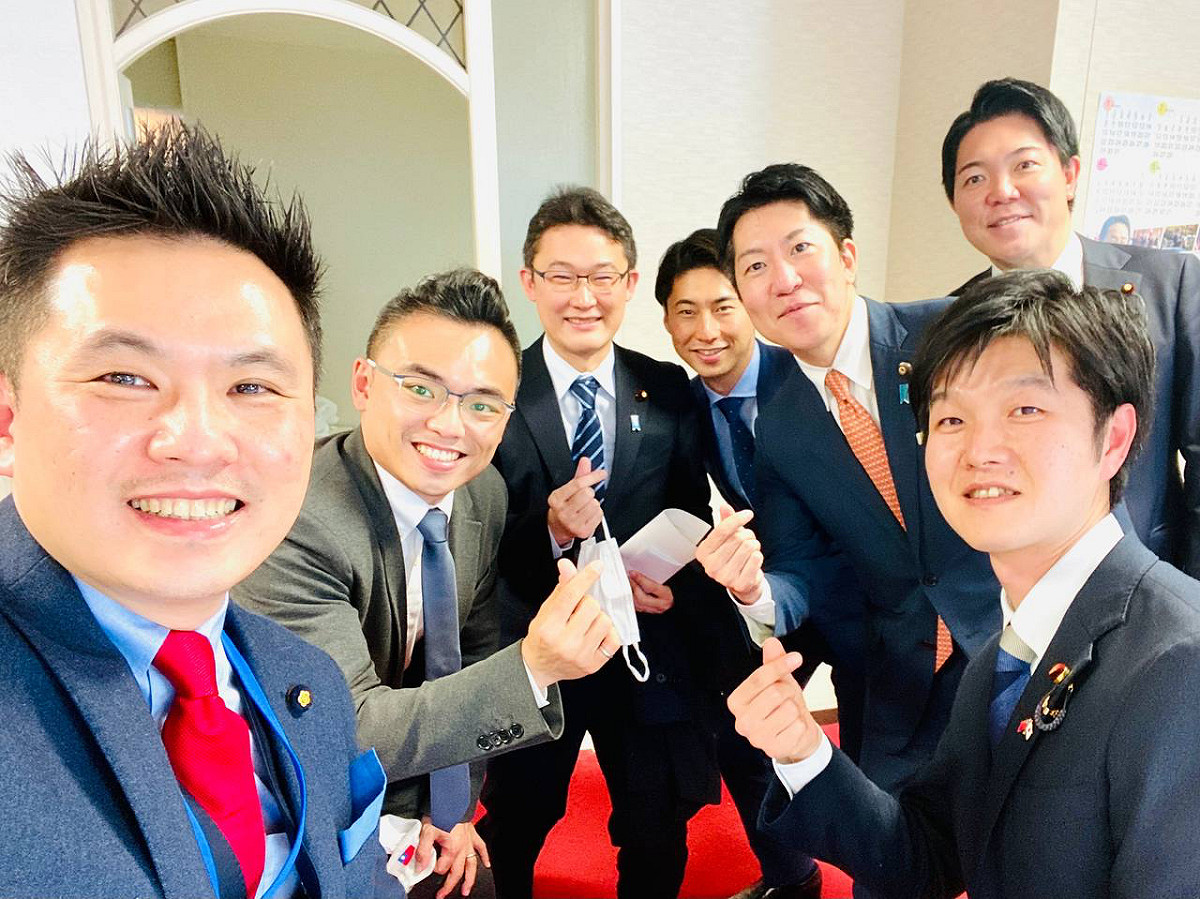 陳以信與救國團訪日團由主任葛永光率跨黨派民代組成，成員還有立法委員洪孟楷、台北市議員柳采葳、新北市議員陳世軒、桃園市議員凌濤、高雄市議員邱于軒等人。 圖 : 陳以信/提供