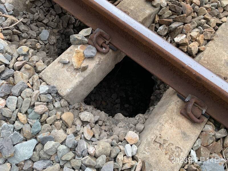 今(14)日上午台鐵台中港支線發生軌道路基塌陷。 圖：台鐵局／提供