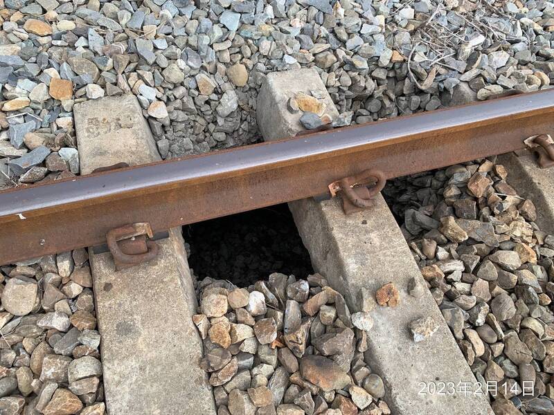 因為中油的工程施工不慎導致路基下陷，讓軌道上出現長2公尺、深3公尺的大洞。 圖：台鐵局／提供