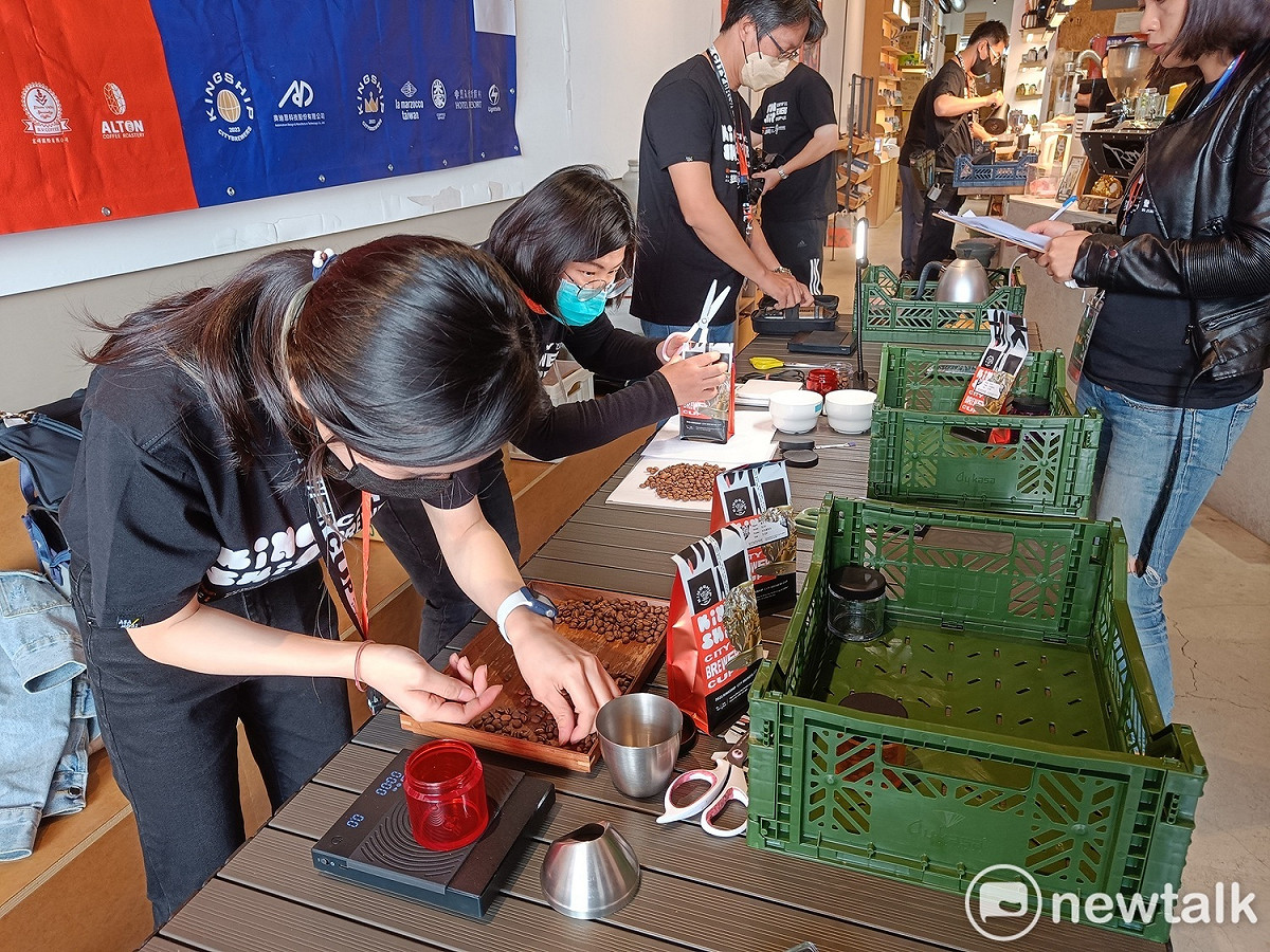 選手從挑豆選豆開始，這次比賽特別增加指定台灣豆。 唐復年/攝