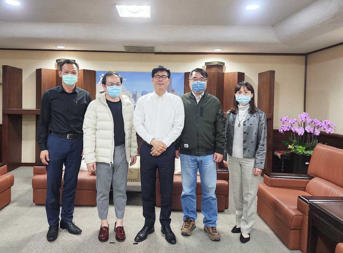 陳其邁(中)與于居正(左二)、李賢能(右二)。 圖：高雄市教育局/提供