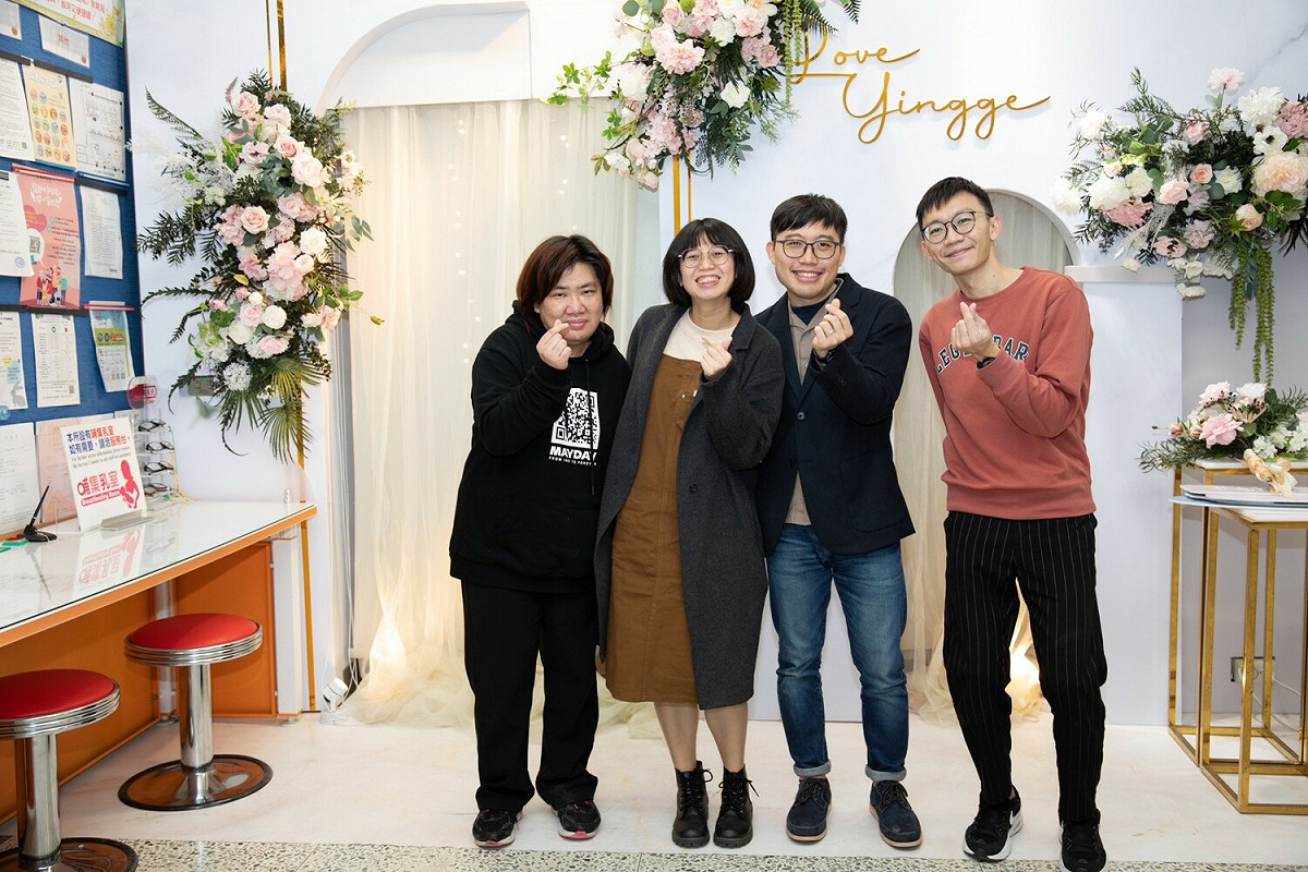 在鶯歌戶所結婚登記的新人蕭先生和楊小姐，楊小姐還懷有「兔寶寶」雙喜臨門。 圖：新北市民政局提供