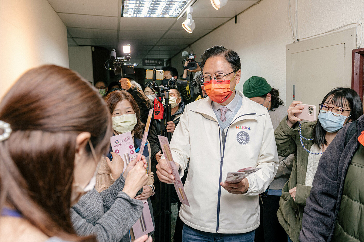 桃園市長張善政贈「脫單筷」給市府同仁，祝大家情人節快樂。 圖：桃園市政府/提供
