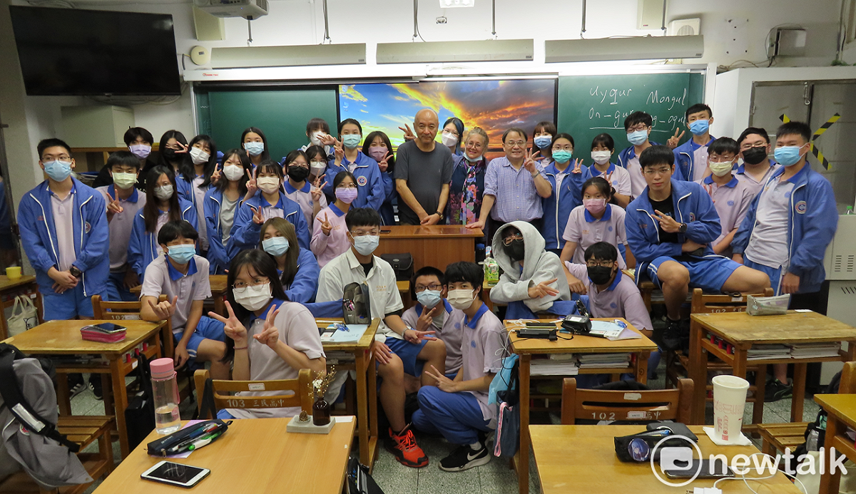教育主管單位的鬆綁，終於讓各校能發展出各自特色的校園生活與文化，按理這應該是全體親、師、生集思廣益、發揮各自聰明才智的時刻才是。 張文隆攝影
