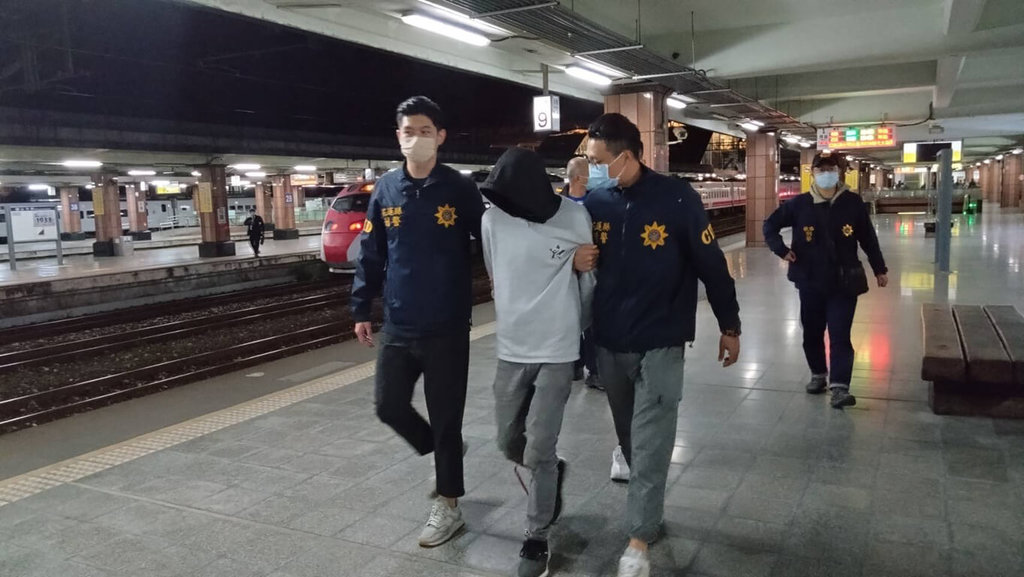 花蓮自強外役監受刑人魯宗龍（中）逾假未歸脫逃遭逮捕，警方將他押送花蓮地檢署歸案。 圖：花蓮縣警察局提供