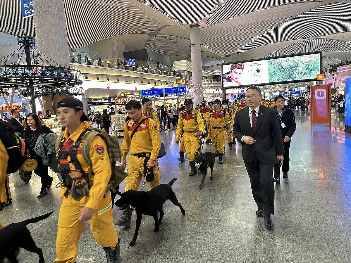 台灣搜救隊在土耳其當地時間14日晚搭機離境，駐土耳其代表黃志揚（右）親自送機。 圖：翻攝自Taiwan in Türkiye 駐土耳其代表處臉書