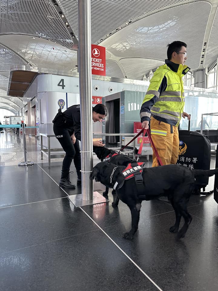 台灣搜救犬在土耳其伊斯坦堡機場，一舉擄獲美女警察（左）的心。 圖：翻攝自Taiwan in Türkiye 駐土耳其代表處臉書