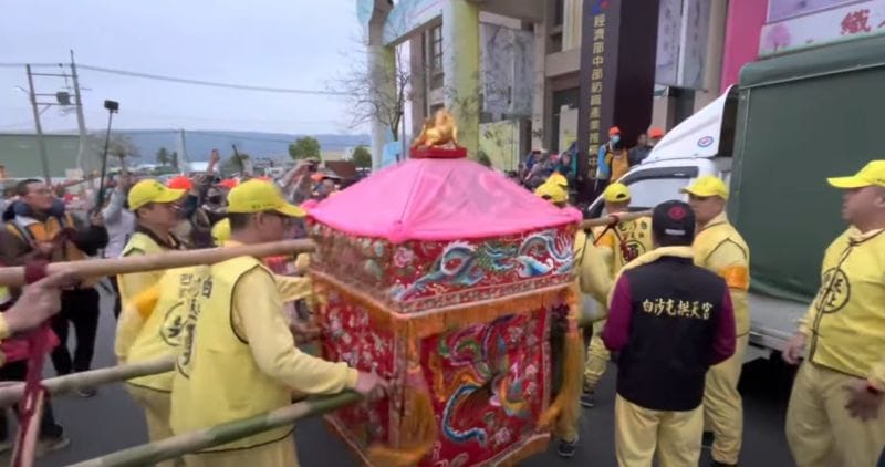 昨(14)日下午「粉紅超跑」白沙屯媽祖「衝撞貨車」將近半分鐘，後續車主一家人也回應了。 圖/白沙屯媽祖網路電視台YT