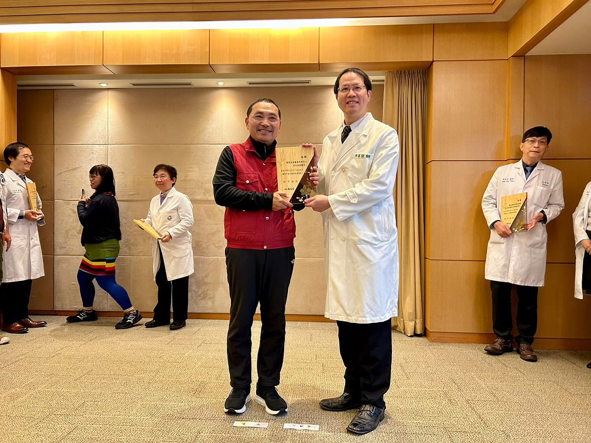 侯友宜頒發早產兒合作醫院由台北慈濟醫院婦產部長陳國瑚受獎。 圖：新北市衛生局提供