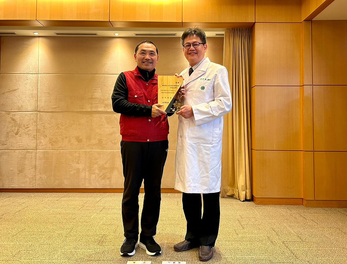 侯友宜頒發早產兒合作醫院由亞東醫院小兒部主任梁昭鉉受獎。 圖：新北市衛生局提供