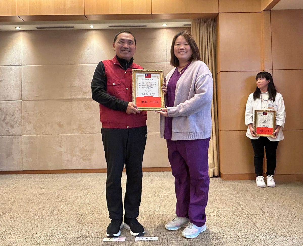 菡生婦幼診所護理師陳雅麗獲得辛勞獎。 圖：新北市衛生局提供