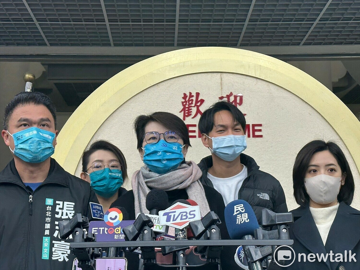 台北市前副市長黃珊珊（中）今在民眾黨4位台北市議員黃瀞瑩（右1）、陳宥丞（右2）、張志豪（左1）、林珍羽（左2）陪同下受訪。 圖：周煊惠 / 攝