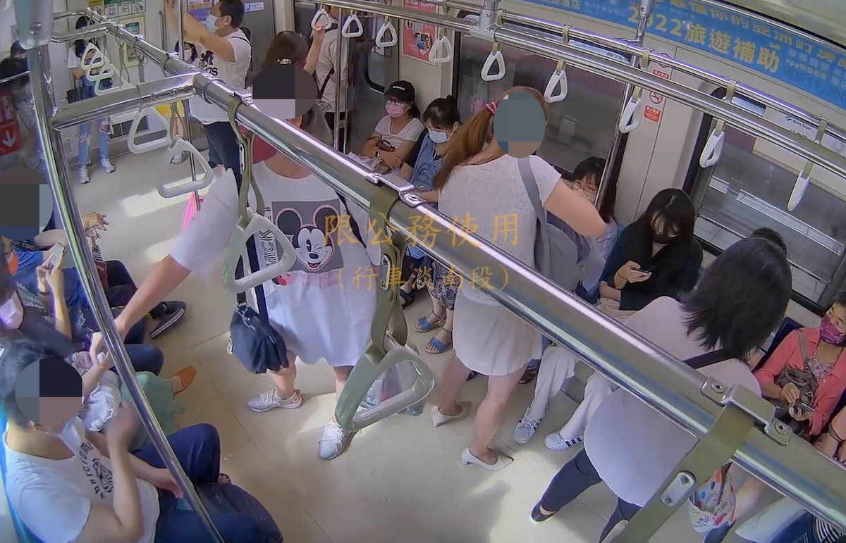 一名自閉症男子搭乘捷運在車廂座位上重複短暫拉下口罩、手指沾嘴及手扶扶手桿，遭楊女怒罵並拿出不明液體噴灑游男臉部，導致游男推打，進而爆發衝突。 圖：監察院 / 提供