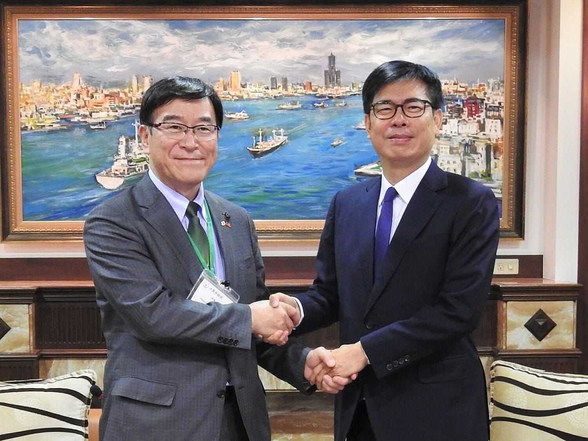 陳其邁(右)與林平之相見歡。 圖：高雄市行政暨國際處/提供