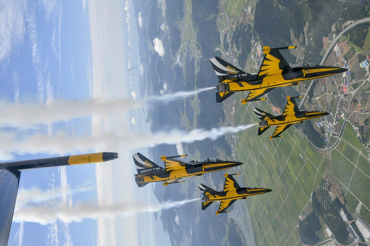 南韓空軍「黑鷹」(Black Eagles)特技飛行表演隊。 圖：翻攝@BlackEagles1953推特