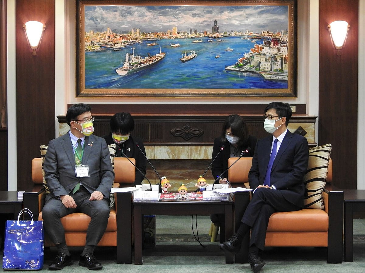 林正之(左)率團訪高拜會陳其邁。 圖：高雄市行政暨國際處/提供