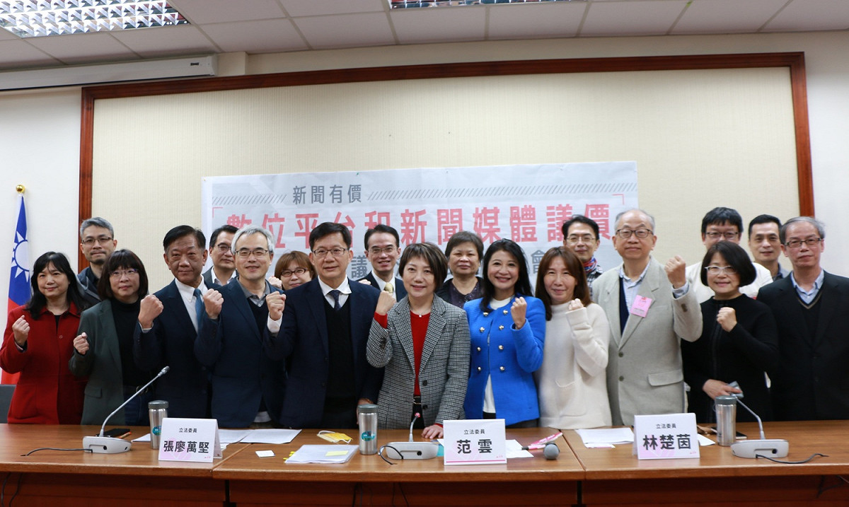 民進黨立委范雲、林楚茵及張廖萬堅於今（ 15 ）日就「數位平台和新聞媒體議價」的議題共同召開公聽會。 圖：林楚茵辦公室/提供