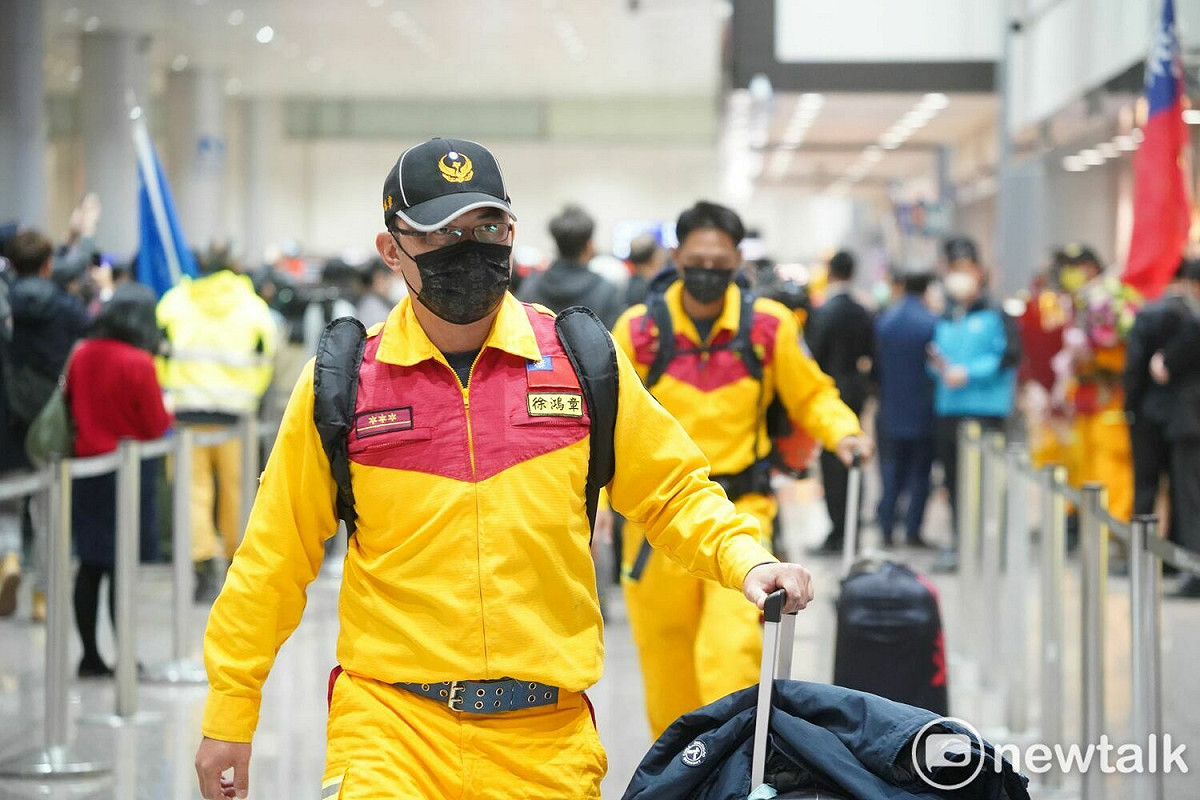 遠赴土耳其救援的台灣搜救隊今下午平安返抵國門，在機場受到民眾熱烈歡迎。 圖：林昀真／攝