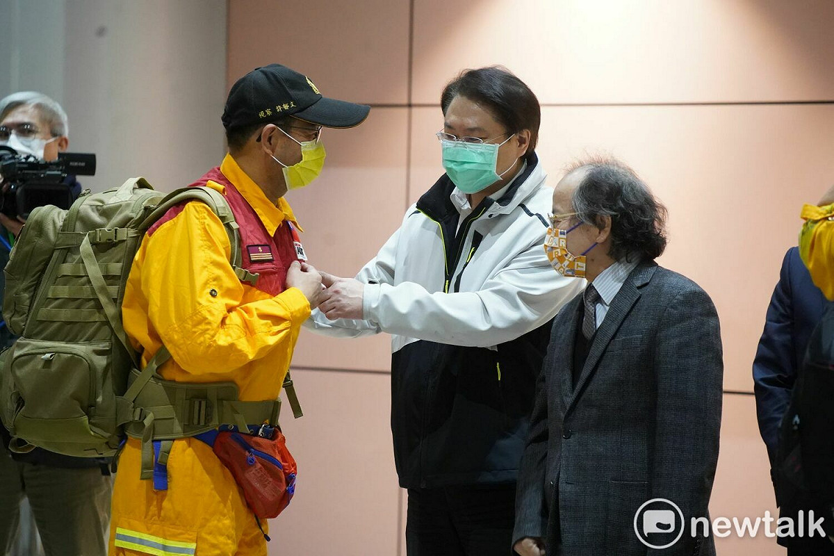 內政部長林右昌代表總統蔡英文及行政院長陳建仁到機場接機，向搜隊員致意。 圖：林昀真／攝