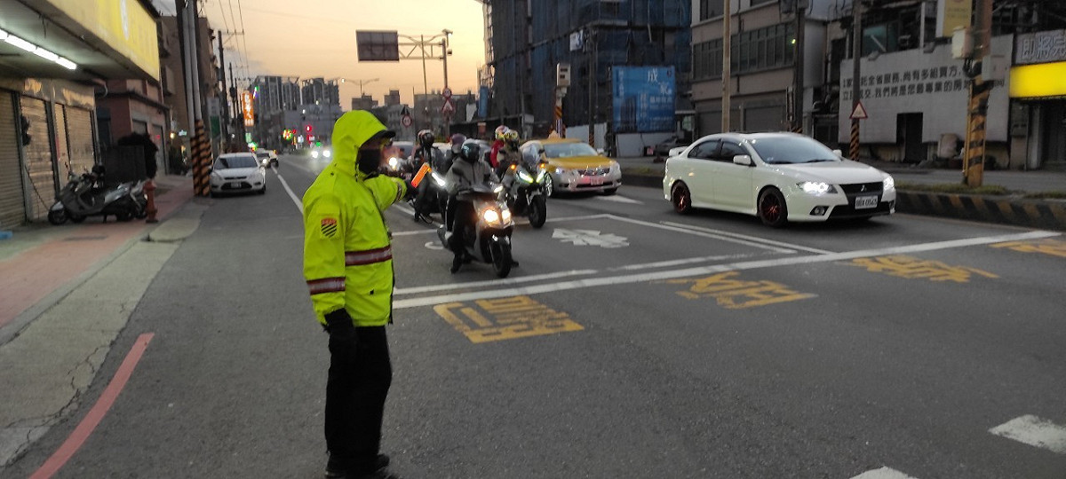 民眾返鄉、旅遊請多搭乘公共運輸工具，開車則請盡量利用替代路線並避開尖峰時段。 圖：公路總局第一區養護工程處提供