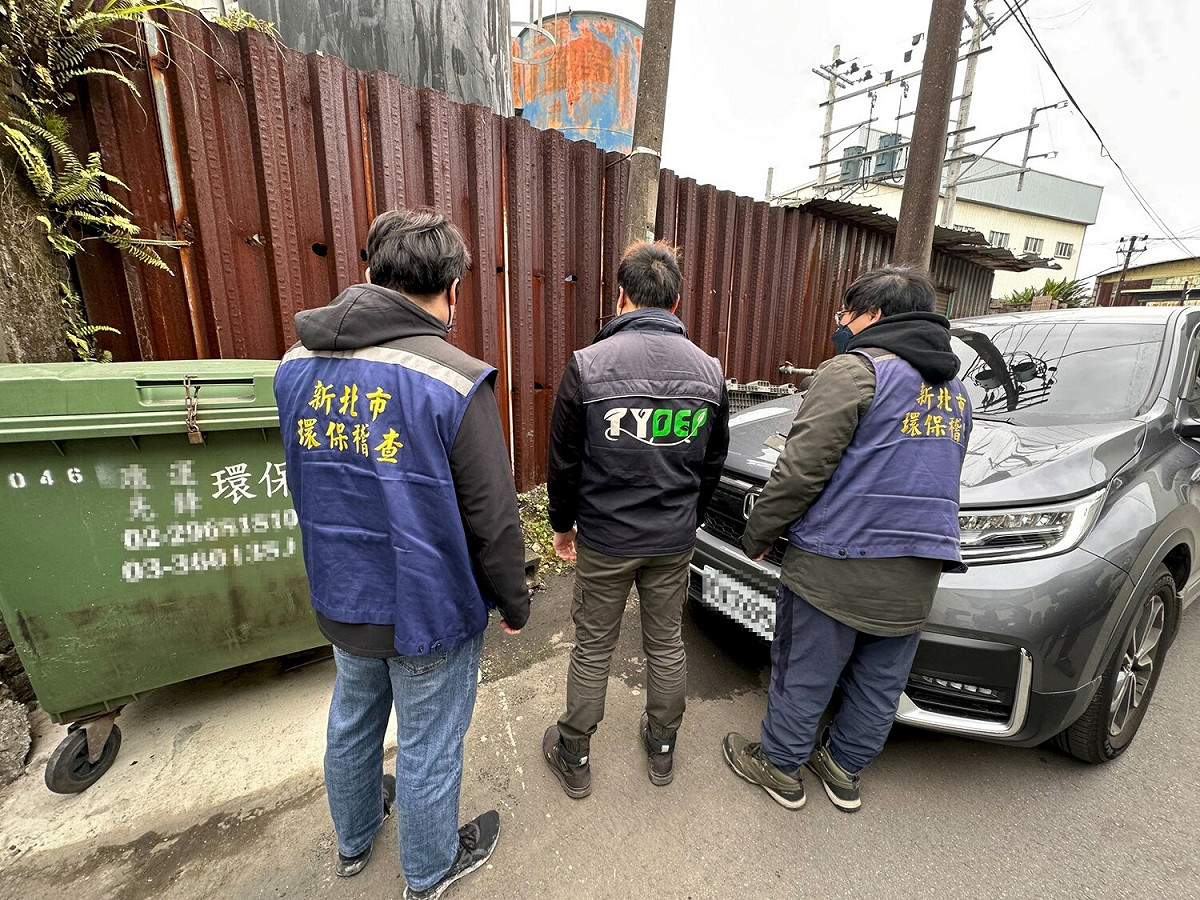 新北桃園兩市環保局稽查人員合作查獲染整工廠異常排放廢水，現場告發並要求立即改善。 圖：新北市環保局提供