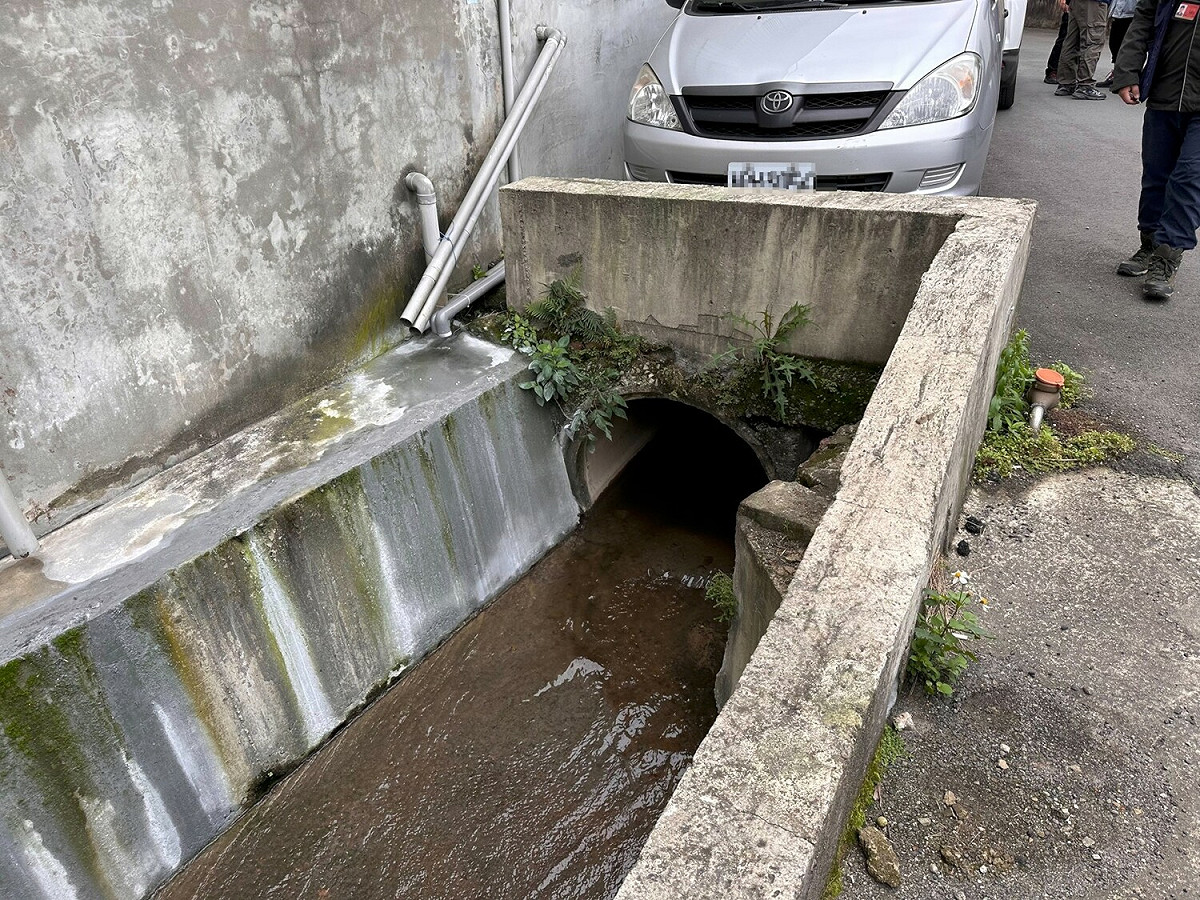 現場確認業者已停止排放，水色恢復正常。 圖：新北市環保局提供