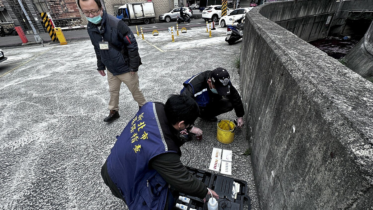 環保局稽查人員進行水質檢測分析。 圖：新北市環保局提供