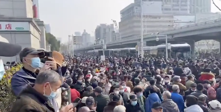 中國武漢老年人在 15 日聚集於中山公園抗議當局醫保改革。 圖：翻攝自推特影片