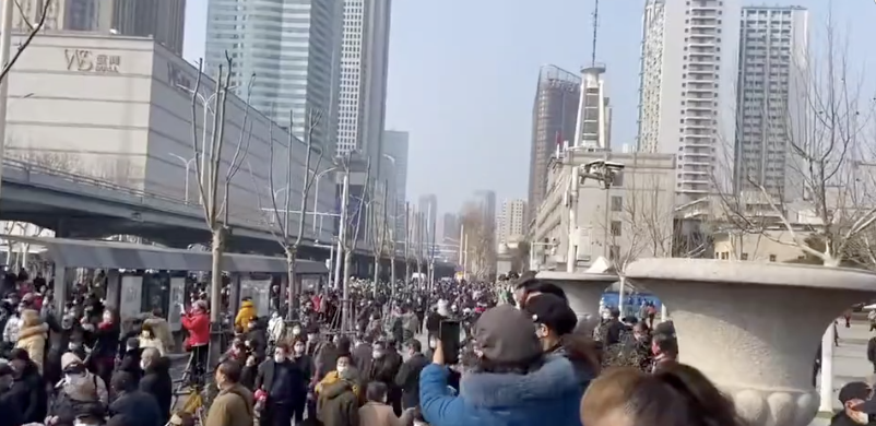 中國各地方政府財政入不敷出，迫使醫保改革大減補助，一度引發武漢老年人的抗議。 圖：翻攝自推特影片