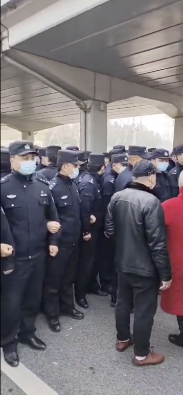 當局派出大量警員組成人牆。 圖：翻攝自推特影片
