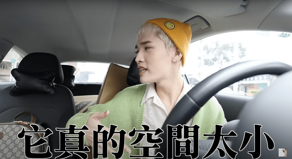 影片中表示舊車空間太小了，什麼都放不下。 圖：取自Youtube：鍾明軒