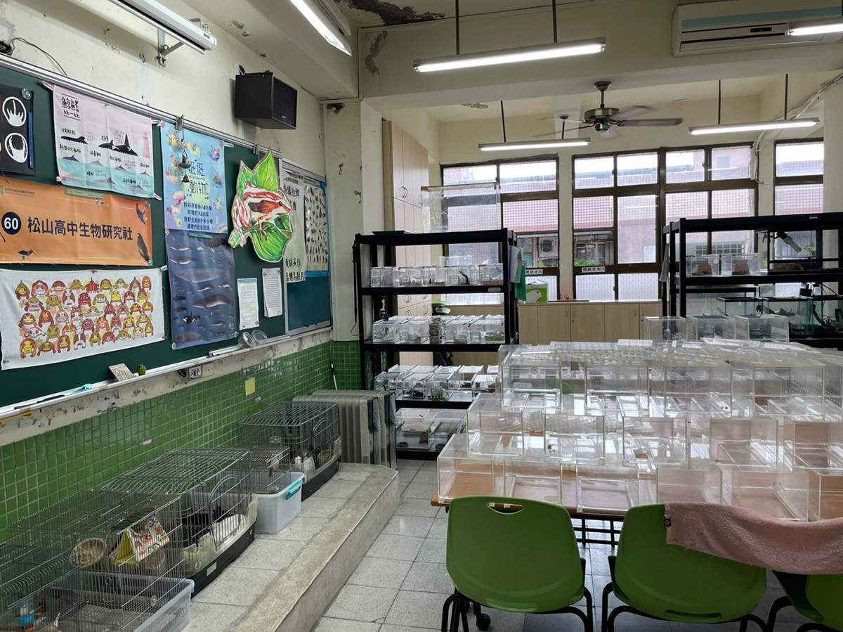 松山高中生物研究室提供動物收容及老師同學的教學場所。 圖：新北市動保處提供