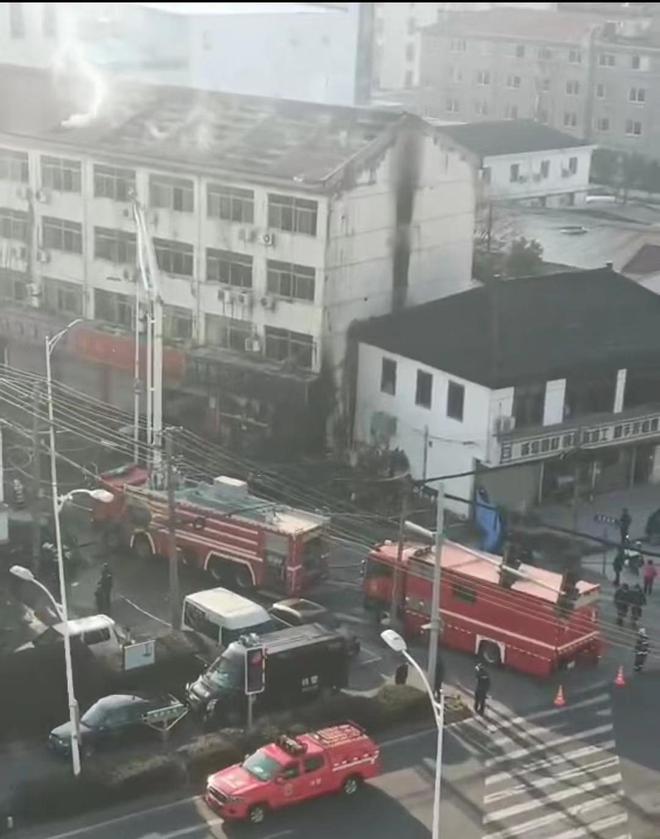 消防員在7時左右撲滅火勢。 圖：翻攝自新京報