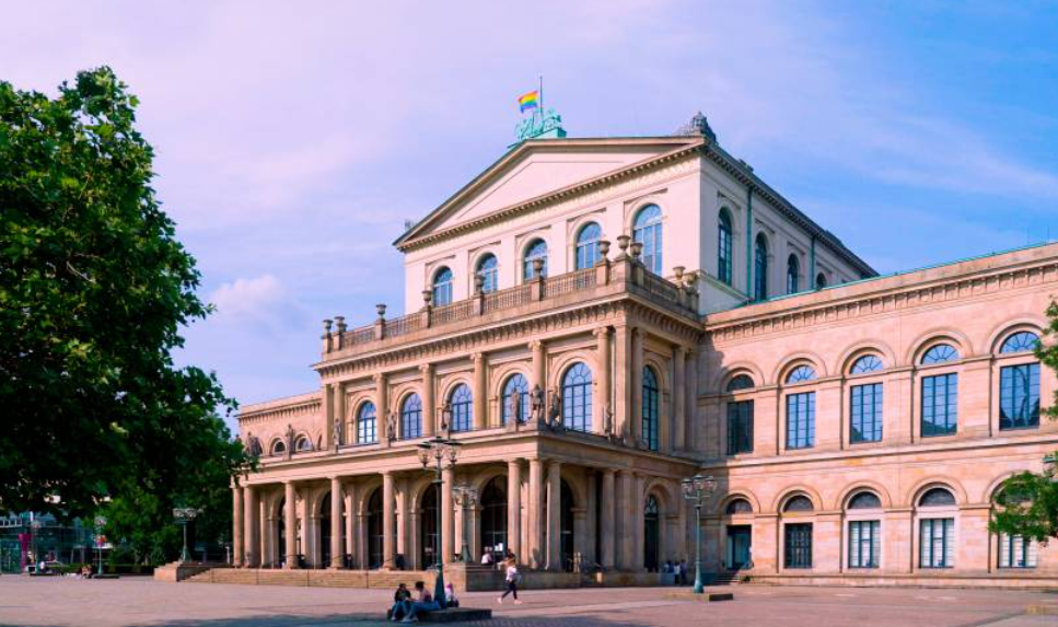 德國漢諾威國家歌劇院 ( Staatsoper Hannover ) 的芭蕾舞總監兼首席編舞師格克不滿作品被抨擊，將狗屎抹在對方臉上。 圖：翻攝自漢諾威國家歌劇院官網