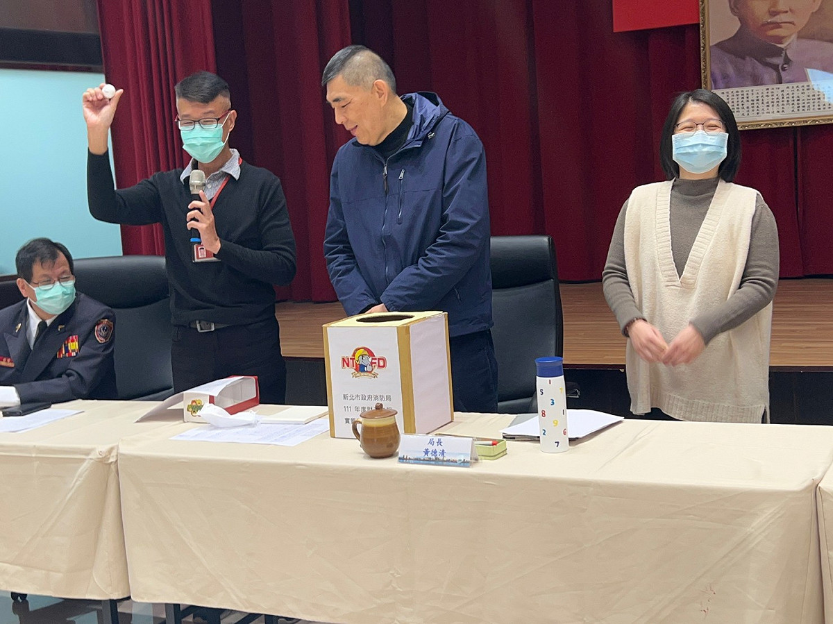 新北市消防局今(16)日於局本部9樓多功能集會堂辦理111年度公職人員財產申報實質審查抽籤作業。 圖：新北市消防局提供