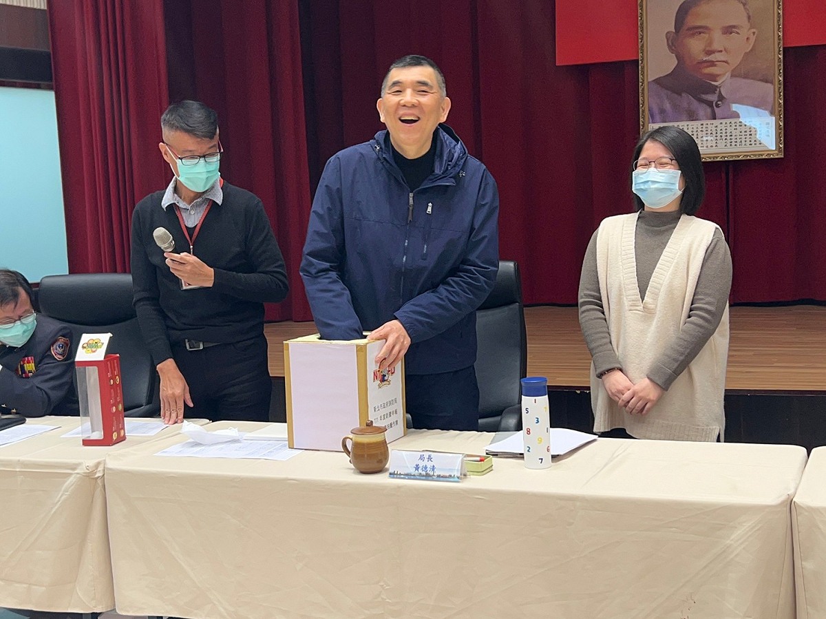 黃德清、政風室主任林三龍共同檢視抽籤人員之名冊，在與會各簡任層級長官、各科（室）、各外勤大隊主管及在場政風人員見證下辦理抽籤作業，以公開透明之程序，由消防局111年度財產申報人數21人中，依10%比例（無條件進位）抽出3人，審慎進行財產申報前後年度實質審查比對作業。 圖：新北市消防局提供
