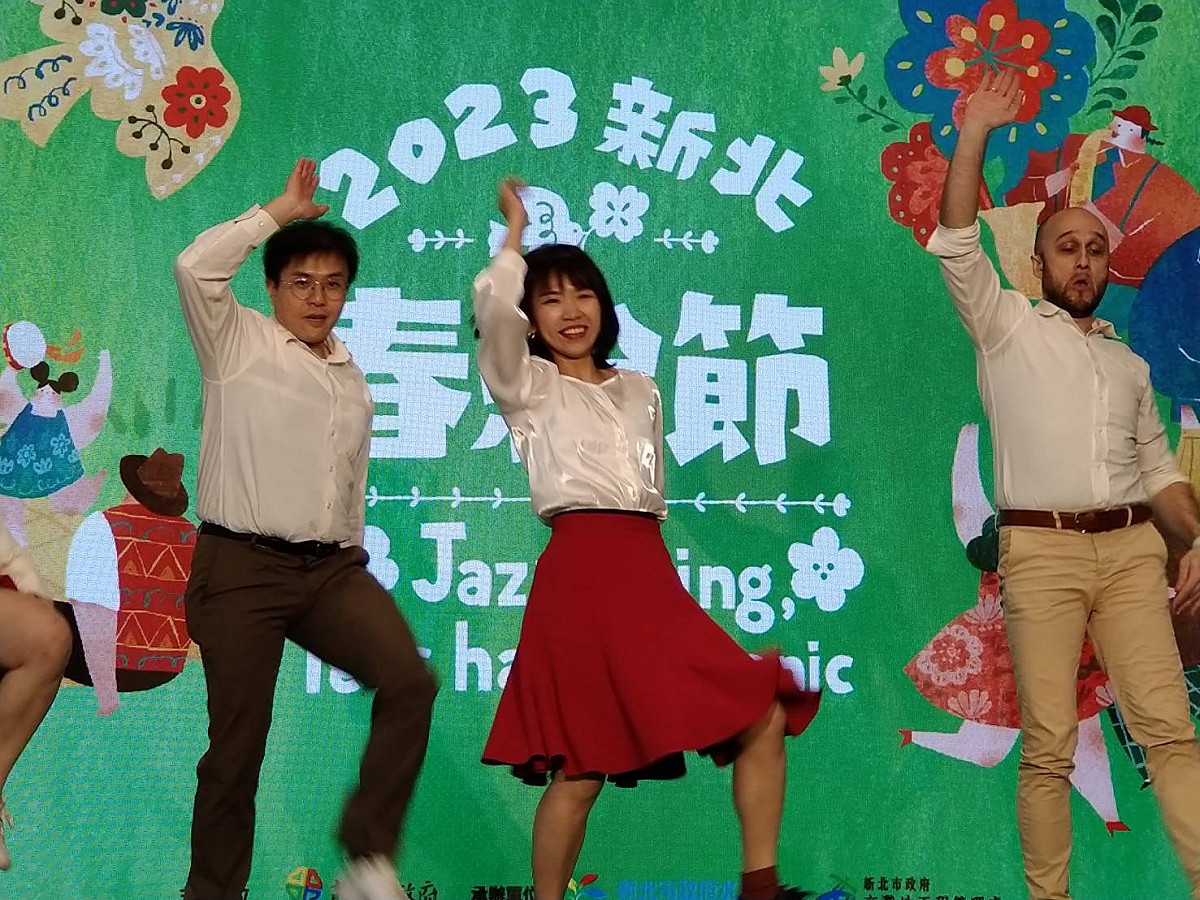 舞者現場表演Swing dance，營造浪漫、慵懶，隨意搖擺的春之舞會。 圖：新北市高灘處提供