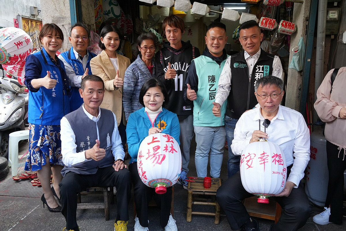 民眾黨主席柯文哲與雲林縣長張麗善一起為燈籠提字。 圖：民眾黨 / 提供