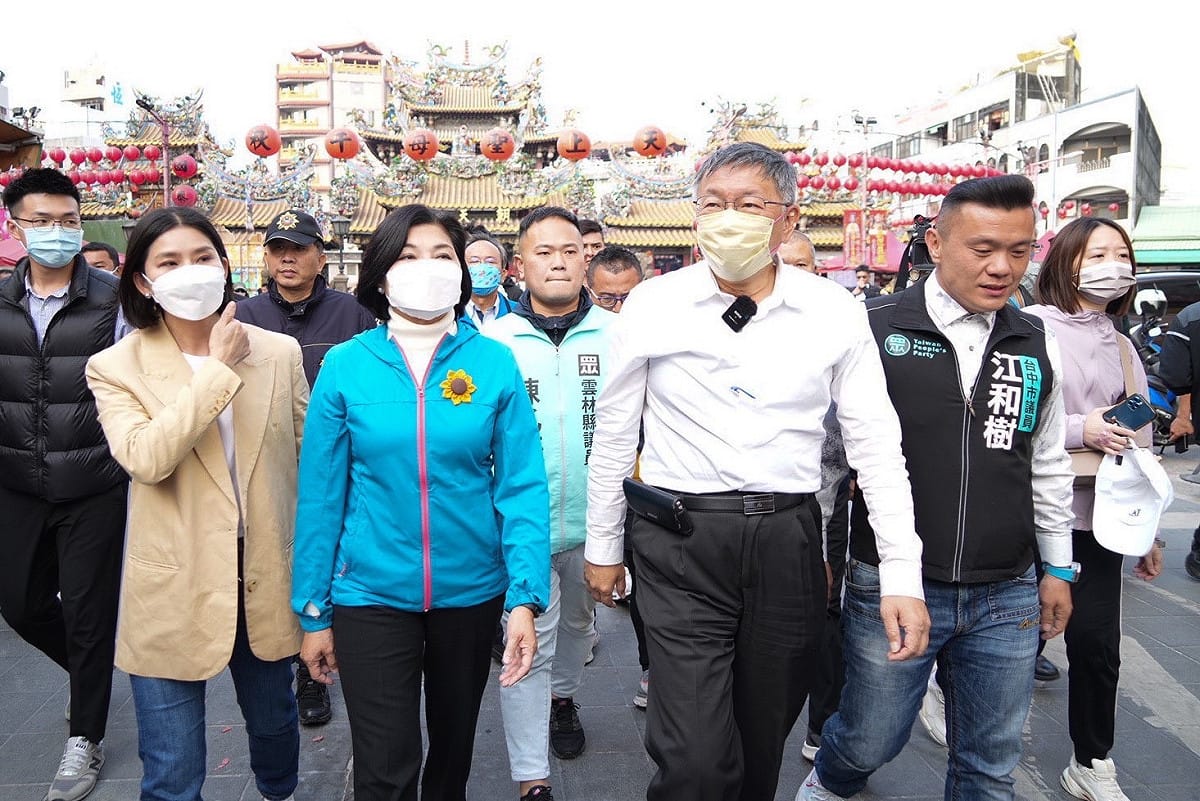 民眾黨主席柯文哲今與雲林縣長張麗善一同參拜北港朝天宮。 圖：民眾黨 / 提供