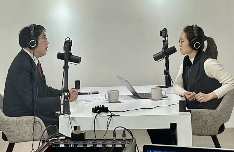 台南市長黃偉哲接受podcast媒體訪問時，暢談台南春季旅遊的新亮點，包括馬戲藝術節、國際蘭展和古都馬拉松，強調台南是春季旅遊首選，歡迎各地遊客前來暢遊台南。 圖：台南市政府提供